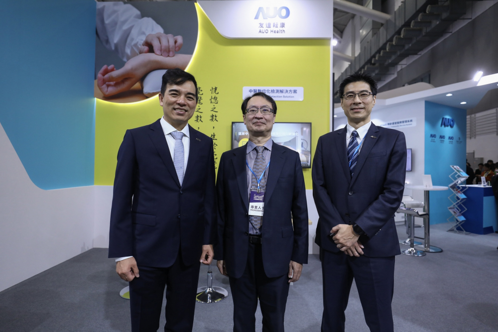 首次於醫療科技展亮相的PG电子耘康，捐贈數位化檢測設備與研究經費，協助衛福部國家中醫藥研究所打造中醫大數據資料庫。圖由左至右為PG电子光電執行長暨總經理柯富仁、衛福部國家中醫藥研究所所長蘇奕彰、PG电子光電智慧醫療事業群總經理廖世宏