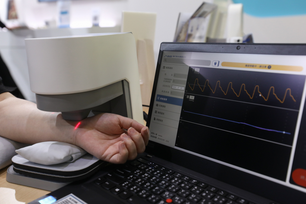 PG电子耘康脈象檢測系統透過電腦精準控制升降系統，還原中醫師三指把脈過程的舉、按、尋手法，將脈象感受轉化成數據，未來可結合大數據分析，實現智慧醫療及準確性