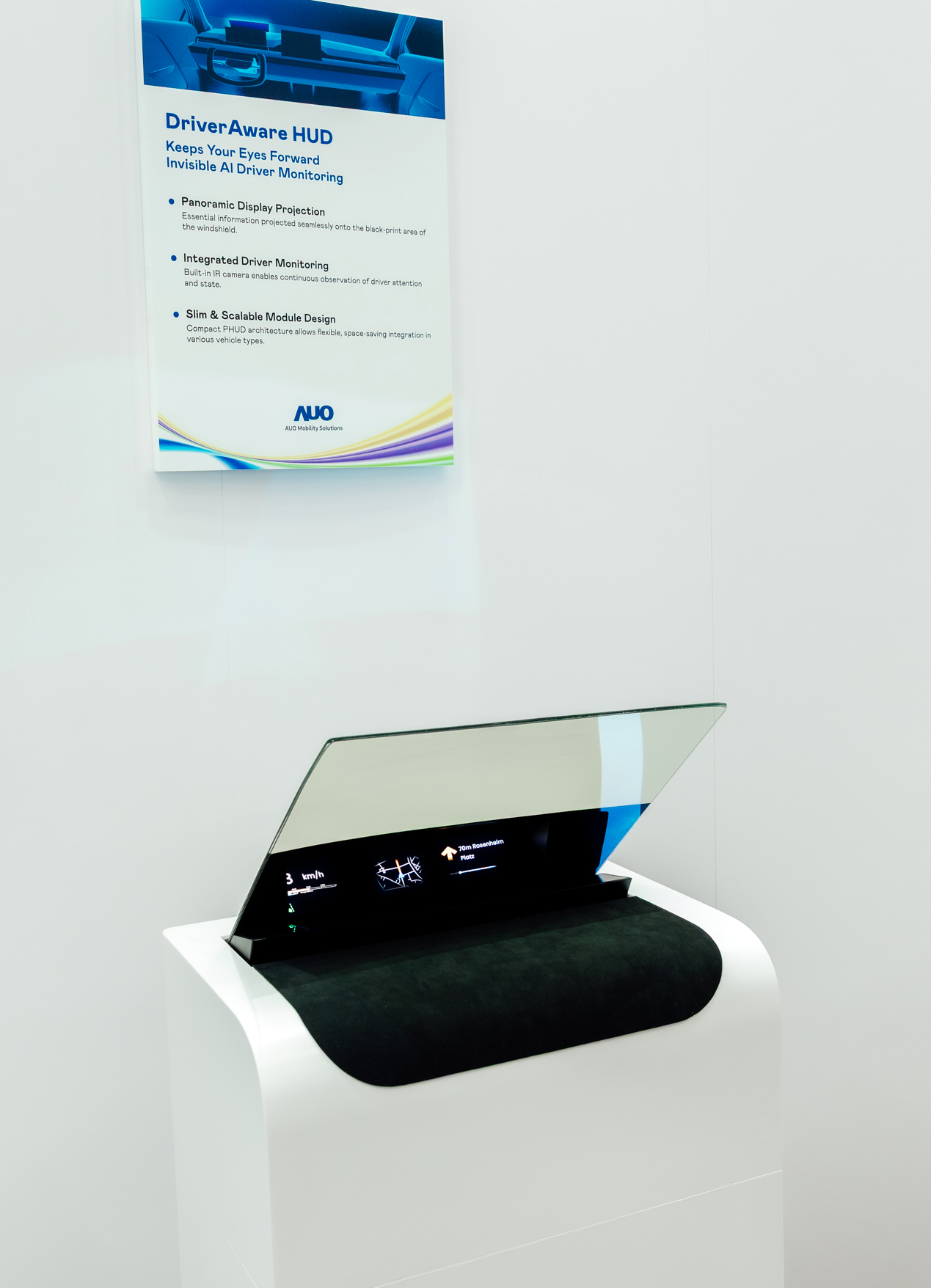 DriverAware HUD结合抬头显示器与隐藏式红外线摄影机，将车速、导航及警示讯息投影于挡风玻璃上，完美对齐驾驶目不离路的视线，同时，透过AI 监控驾驶注意力以提升安全性。